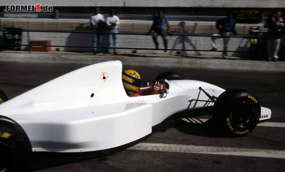 Foto zur News: In Estoril testen Senna und sein McLaren-Teamkollege Mika Häkkinen im September 1993 die Kombination aus dem aktuellen McLaren MP4/8 und dem wuchtigen Lamborghini-V12-Motor, was ...