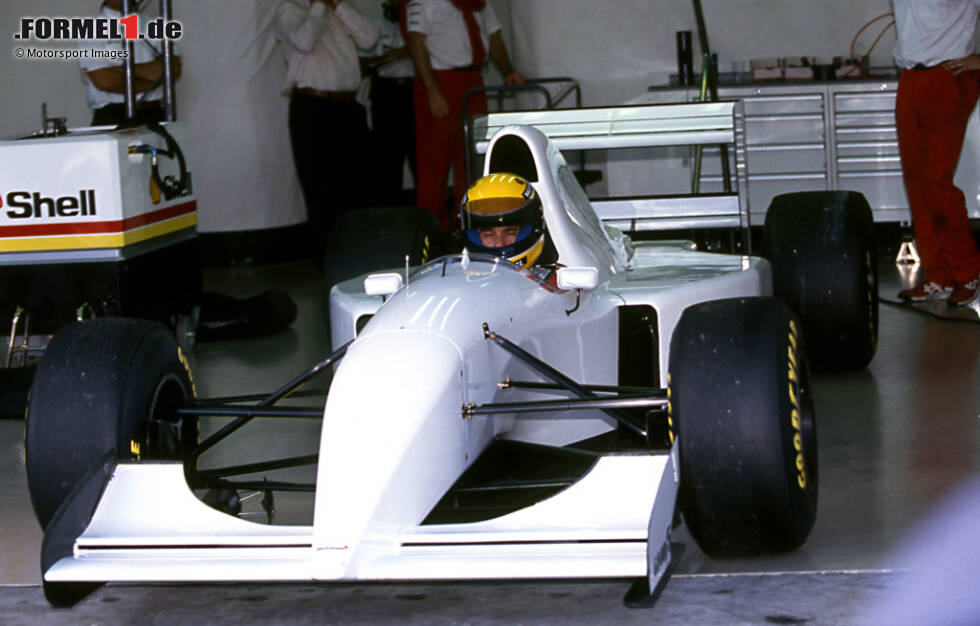 Foto zur News: Hintergrund: McLaren ist unzufrieden mit den Ford-Motoren,  die den Triebwerken der Konkurrenz unterlegen sind. 1993 sind Siege nur möglich, weil Senna das Defizit durch fahrerisches Können wettmacht. Doch McLaren will mehr im Jahr 1994.