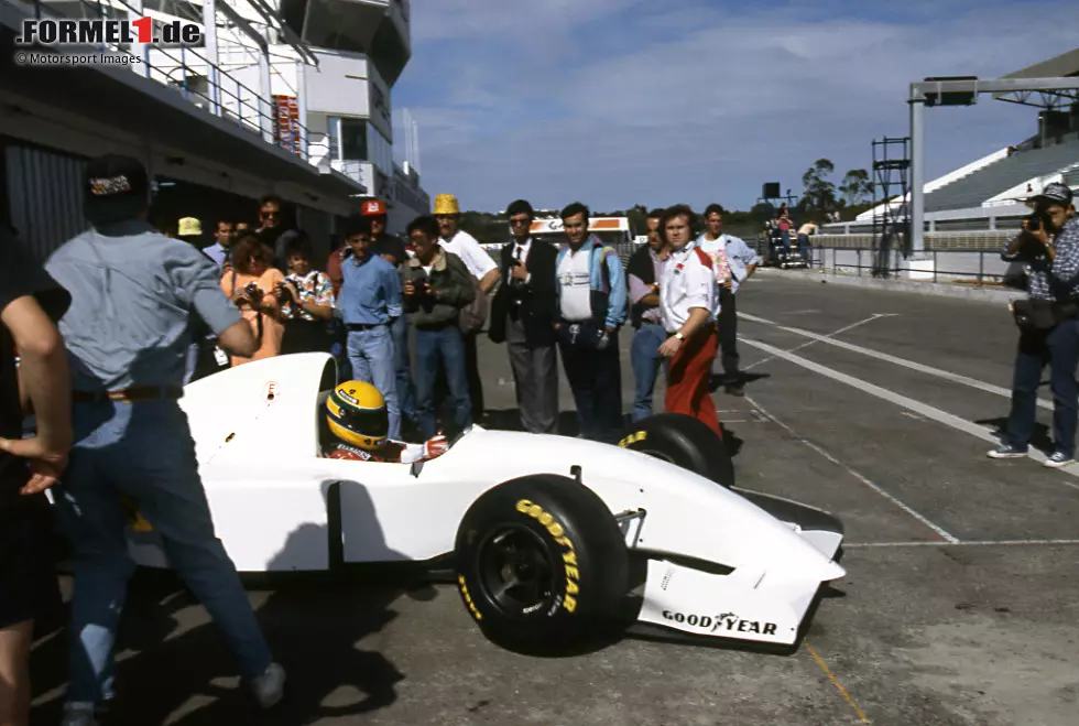 ... stehen die Vorzeichen gut für eine offizielle Partnerschaft zwischen McLaren und Lamborghini, die es im September 1993 natürlich noch nicht gibt. Deshalb testen Senna und Häkkinen komplett in Weiß, ohne Sponsorenaufkleber. Foto zur News: ... stehen die Vorzeichen gut für eine offizielle Partnerschaft zwischen McLaren und Lamborghini, die es im September 1993 natürlich noch nicht gibt. Deshalb testen Senna und Häkkinen komplett in Weiß, ohne Sponsorenaufkleber.