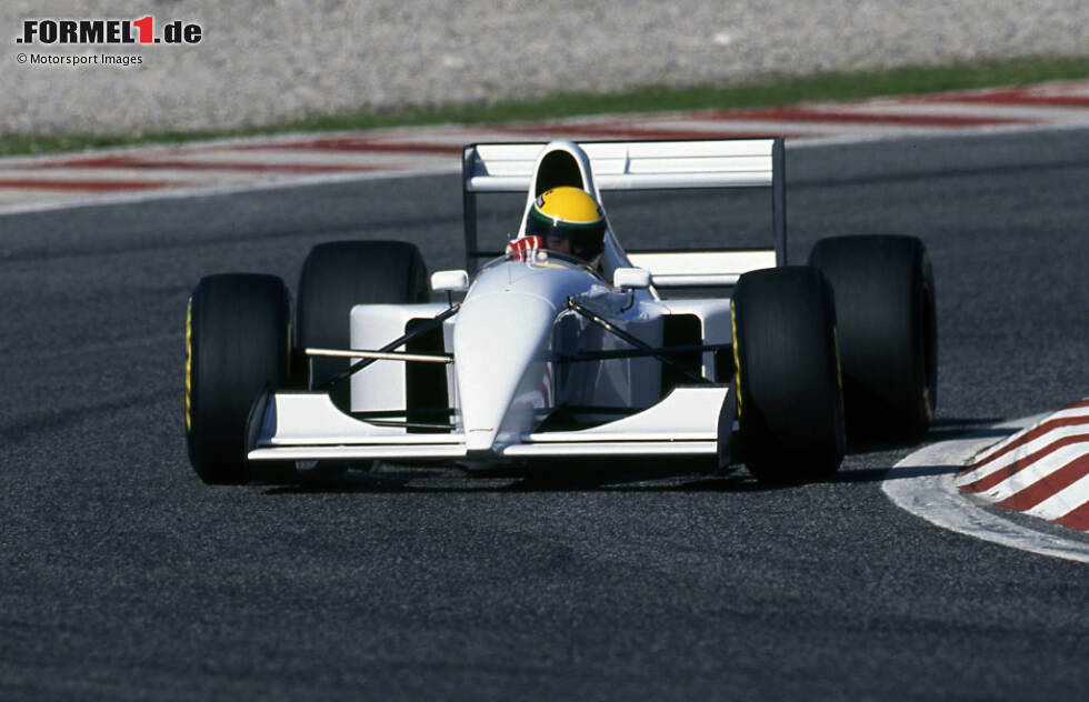 Foto zur News: Ganz in Weiß: Im September 1993 geht Ayrton Senna in einem McLaren-Lamborghini auf die Strecke. McLaren will damals wissen: Kann der bullige V12-Motor das Traditionsteam wieder zu alter Stärke führen?