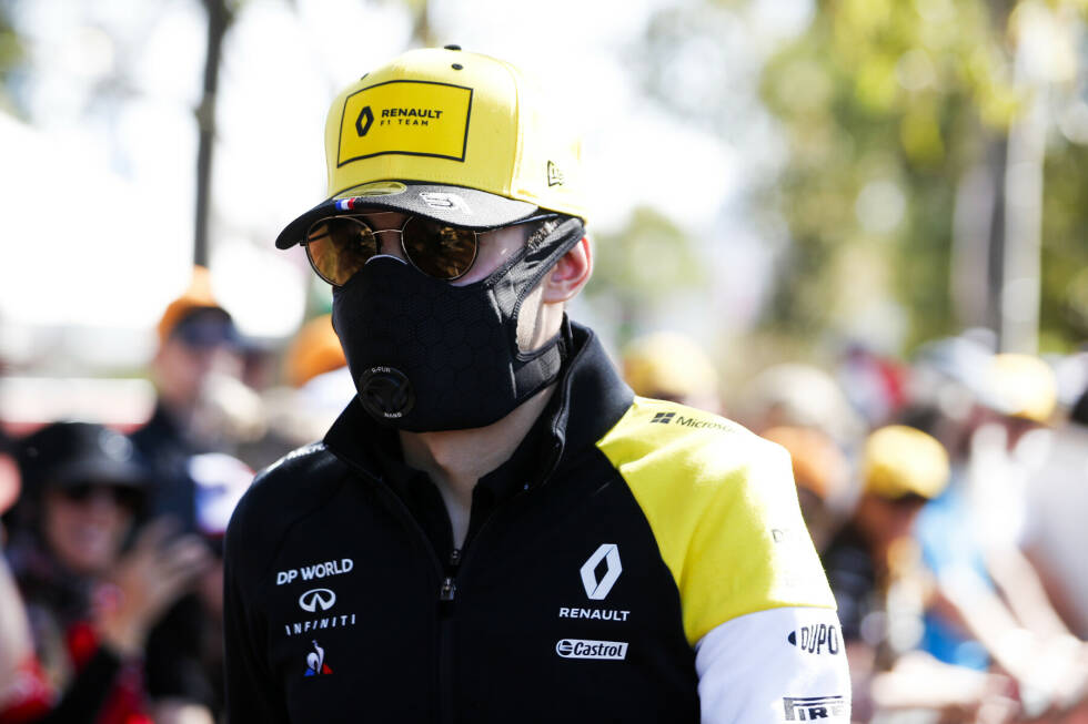 Foto zur News: Auch Renault-Fahrer Esteban Ocon kam mit Maske zur Arbeit am Medientag vor dem Formel-1-Auftakt, ...