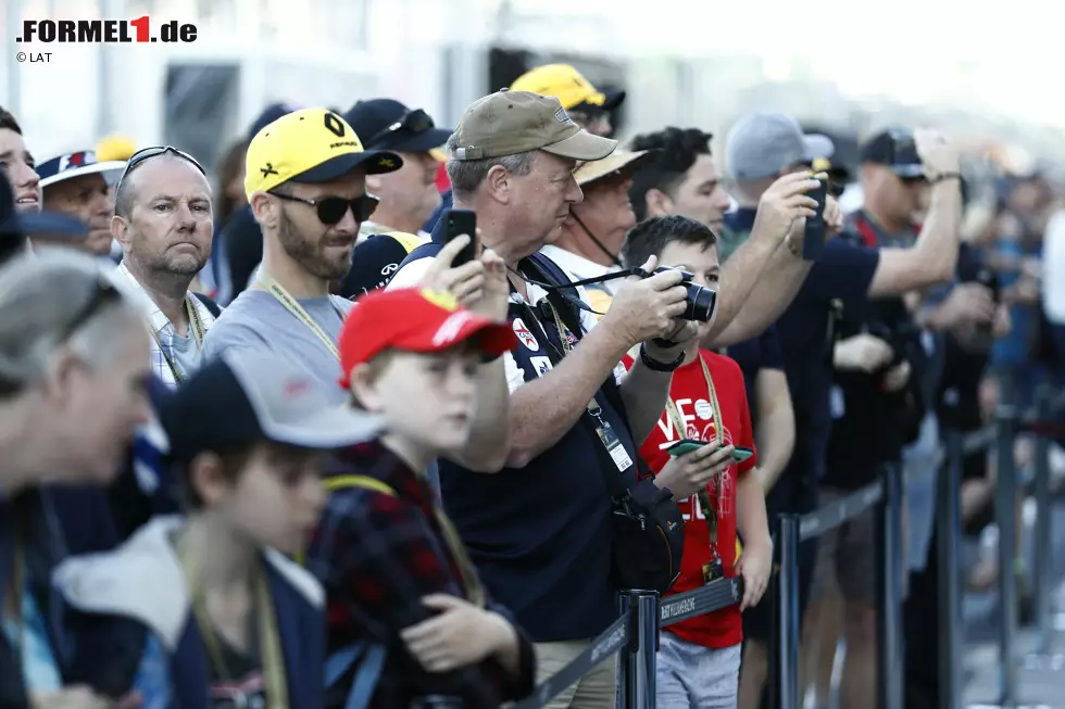 Foto zur News: Menschenansammlungen meiden? Das wird schwierig am Rennwochenende in Melbourne - wie hier beim Pitwalk in der Boxengasse.