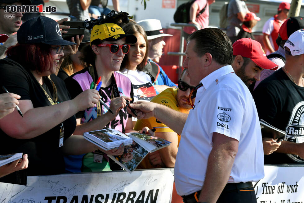 Foto zur News: McLaren-Boss Zak Brown wiederum ging &quot;auf Tuchfühlung&quot; und schrieb sogar Autogramme - mit den Stiften der Fans.