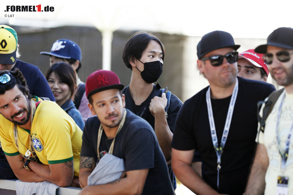 Foto zur News: Immer wieder sind einzelne Personen mit Gesichtsmaske im Fahrerlager zu sehen, hier auch im Publikum.