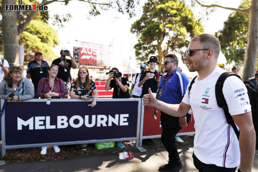 Mercedes-Fahrer Valtteri Bottas etwa hielt bei seiner Ankunft im Fahrerlager am Donnerstag teilweise bewusst Abstand zu den Fans. Mercedes-Fahrer Valtteri Bottas etwa hielt bei seiner Ankunft im Fahrerlager am Donnerstag teilweise bewusst Abstand zu den Fans.