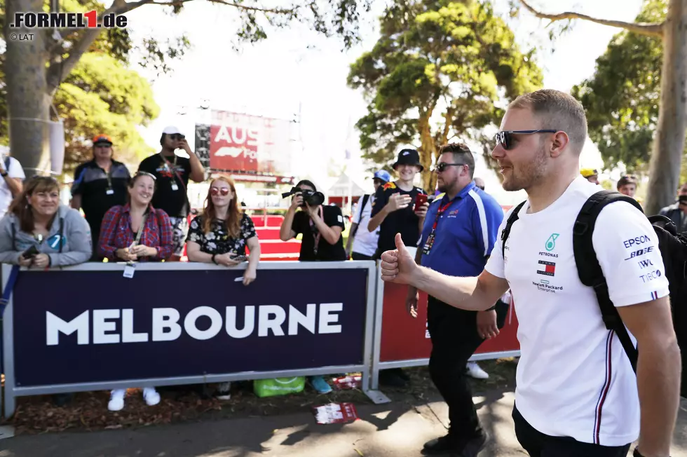 Foto zur News: Mercedes-Fahrer Valtteri Bottas etwa hielt bei seiner Ankunft im Fahrerlager am Donnerstag teilweise bewusst Abstand zu den Fans.