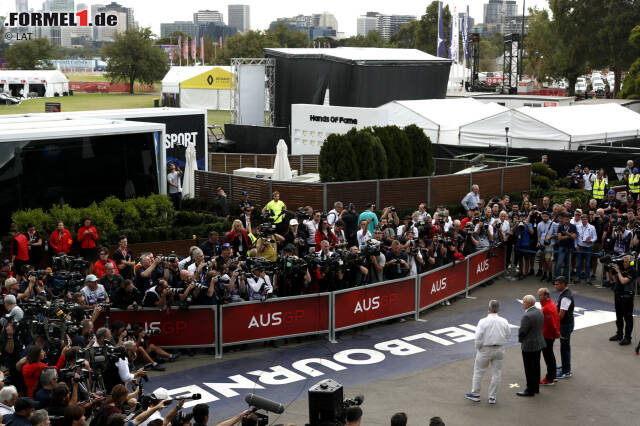 Foto zur News: Am Freitagmorgen (Ortszeit) verkündet die Formel 1 die Absage des Australien-Grand-Prix und hält unter freiem Himmel eine Pressekonferenz ab.