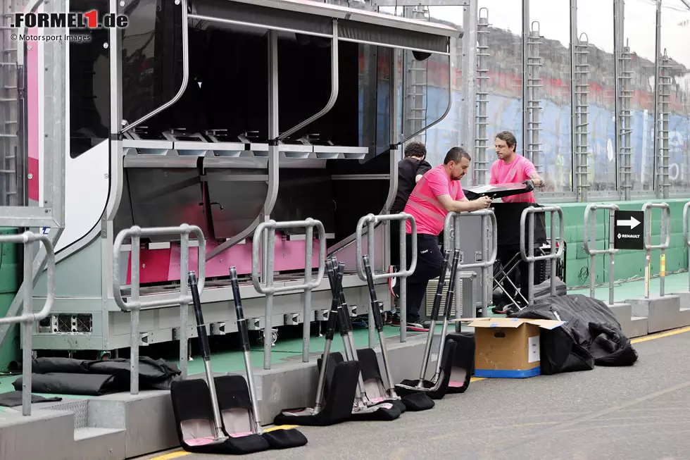 Foto zur News: Die komplette Ausrüstung, wie zum Beispiel der Kommandostand mit all seinen Monitoren, wird ungenutzt wieder eingepackt und auf den Rücktransport vorbereitet.