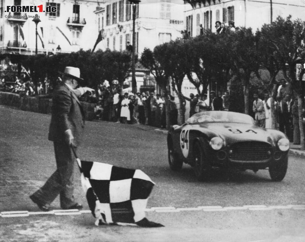 Foto zur News: 1951 setzt man erneut aus, und weil die Formel 1 erst spät entscheidet, nach Formel-2-Reglement zu fahren, findet auch 1952 kein F1-Rennen statt. Der Grand Prix wird zum Non-Championship-Event für Sportwagen und Gründer Antony Noghes erklärt seinen Rücktritt. Vorerst ist der Monaco-Grand-Prix Geschichte.