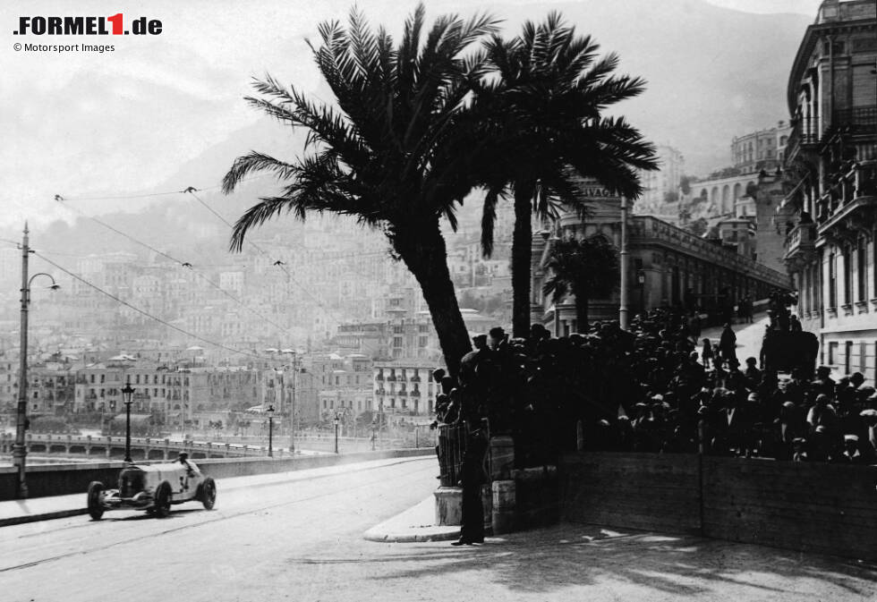 1929 wird der Große Preis von Monaco ins Leben gerufen. Zwar ist man schnell eine feste Instanz im internationalen Kalender, dennoch muss man große Hersteller auch schon damals mit großen Summen zur Teilnahme locken. 1929 wird der Große Preis von Monaco ins Leben gerufen. Zwar ist man schnell eine feste Instanz im internationalen Kalender, dennoch muss man große Hersteller auch schon damals mit großen Summen zur Teilnahme locken.