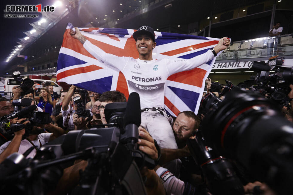 Foto zur News: ... stellt sich der zweite WM-Titel erst 2014 ein, nach dem Wechsel von McLaren zu Mercedes. Mit McLaren hat Hamilton in sechs Jahren insgesamt 22 Mal gewonnen. Und Schumacher ...
