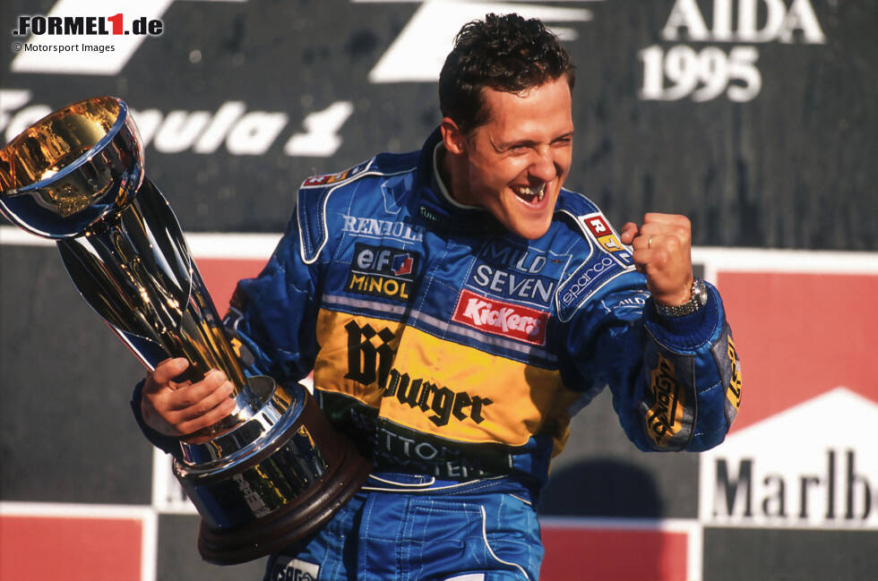 Foto zur News: Zweiter Titel: Schumacher gelingt dann aber, was Hamilton verwehrt bleibt: Er schafft 1995 die erfolgreiche Titelverteidigung und wird zum zweimaligen Formel-1-Weltmeister. Bei Hamilton ...