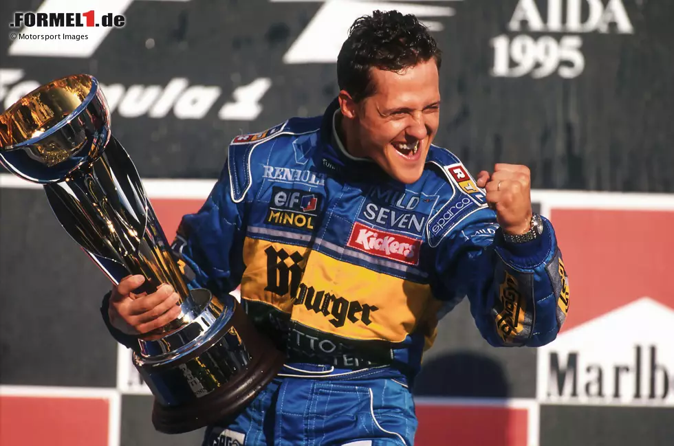 Foto zur News: Zweiter Titel: Schumacher gelingt dann aber, was Hamilton verwehrt bleibt: Er schafft 1995 die erfolgreiche Titelverteidigung und wird zum zweimaligen Formel-1-Weltmeister. Bei Hamilton ...