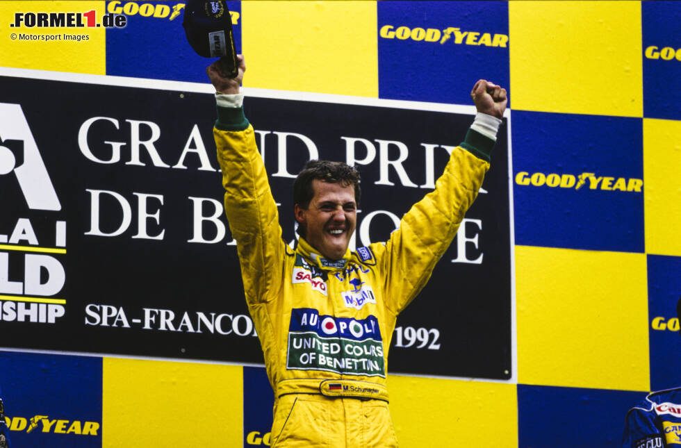 Foto zur News: ... dauert es ein ganzes Jahr vom Debüt bis zum ersten Sieg, den er beim Belgien-Grand-Prix 1992 in Spa erzielt. Dann ist Schumacher bereits 23 Jahre alt.