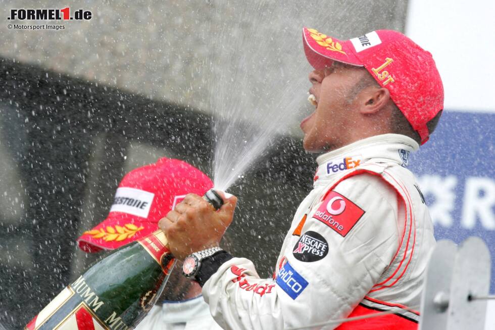 Foto zur News: Erster Sieg: Auch den ersten Sieg erreicht Hamilton viel schneller als Schumacher, nämlich noch als 22-Jähriger und schon in seinem sechsten Rennen, dem Kanada-Grand-Prix 2007 in Montreal. Bei Schumacher ...