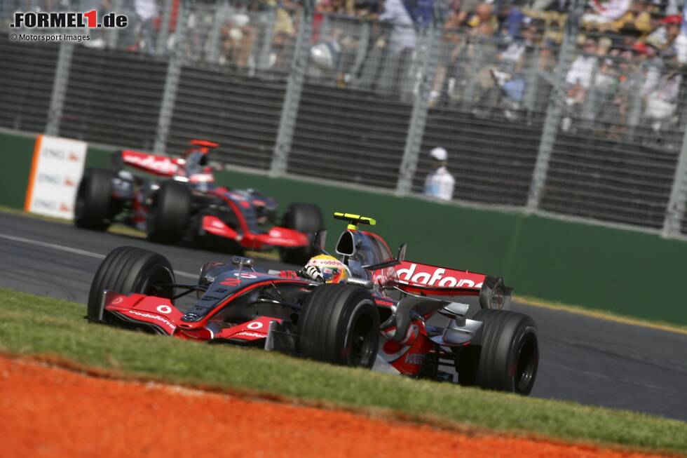 ... startet mit 22 Jahren und 70 Tagen geringfügig jünger in seine Grand-Prix-Karriere und steht bereits nach seinem ersten Rennen 2007 in Melbourne für McLaren erstmals auf dem Podium. ... startet mit 22 Jahren und 70 Tagen geringfügig jünger in seine Grand-Prix-Karriere und steht bereits nach seinem ersten Rennen 2007 in Melbourne für McLaren erstmals auf dem Podium.