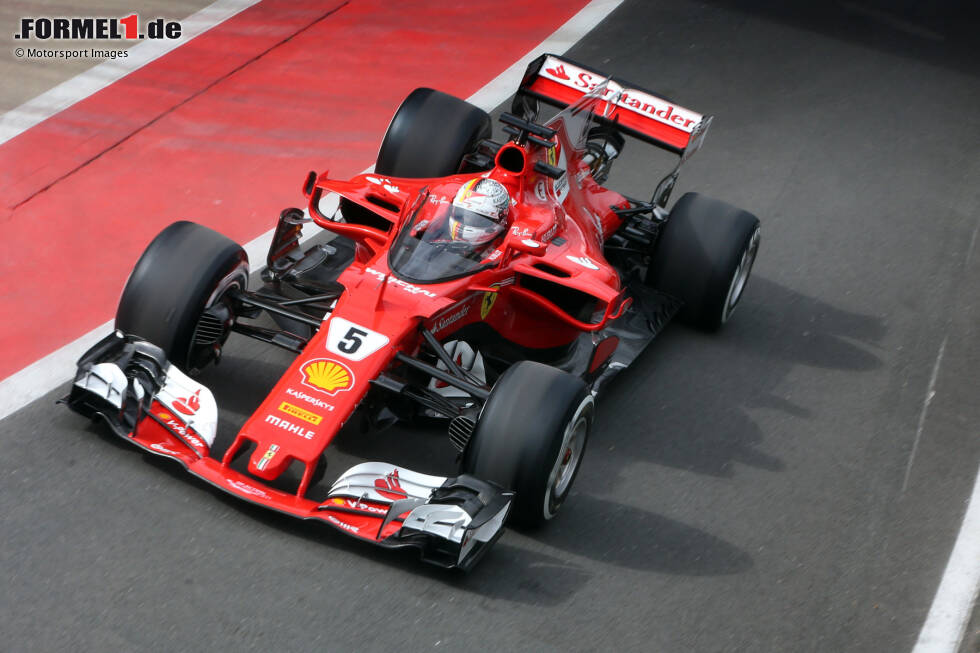 Foto zur News: 2017: Sebastian Vettel steuert einen Ferrari SF70H mit dem Cockpitschutz Aeroscreen, der sich aber nicht durchsetzt. Die Formel 1 wird stattdessen Halo verwenden.