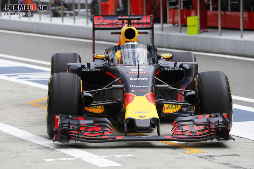 Foto zur News: 2016: Daniel Ricciardo testet am Red Bull RB12 die sogenannte Aeroscreen-Schutzvorrichtung, die aber ebenfalls nicht in der Formel 1 übernommen wird.