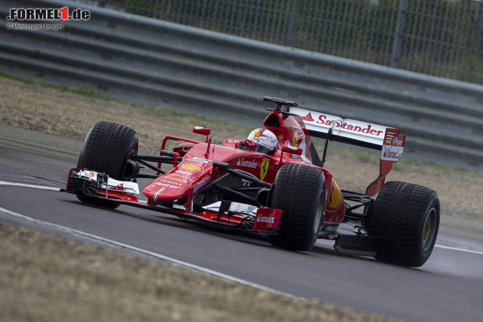 Foto zur News: 2016: Bei einem Reifentest für Pirelli fährt Sebastian Vettel einen Ferrari SF15-T, der jedoch mit einem Heckflügel nach 2017er-Regeln ausgestattet ist.