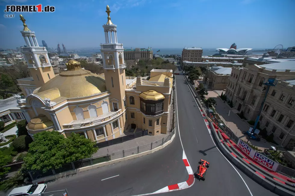 Foto zur News: #9 Jede 90-Grad-Kurve in Aserbaidschan (Baku): Die Sektion rund um das Schloss ist einzigartig, die meisten anderen Kurven sind es nicht. Ein Großteil der Kurven besteht aus 90-Grad-Ecken mit Auslaufzone, die so austauschbar wie langweilig sind. Das ist auf Stadtkursen aber meist nicht anders möglich.