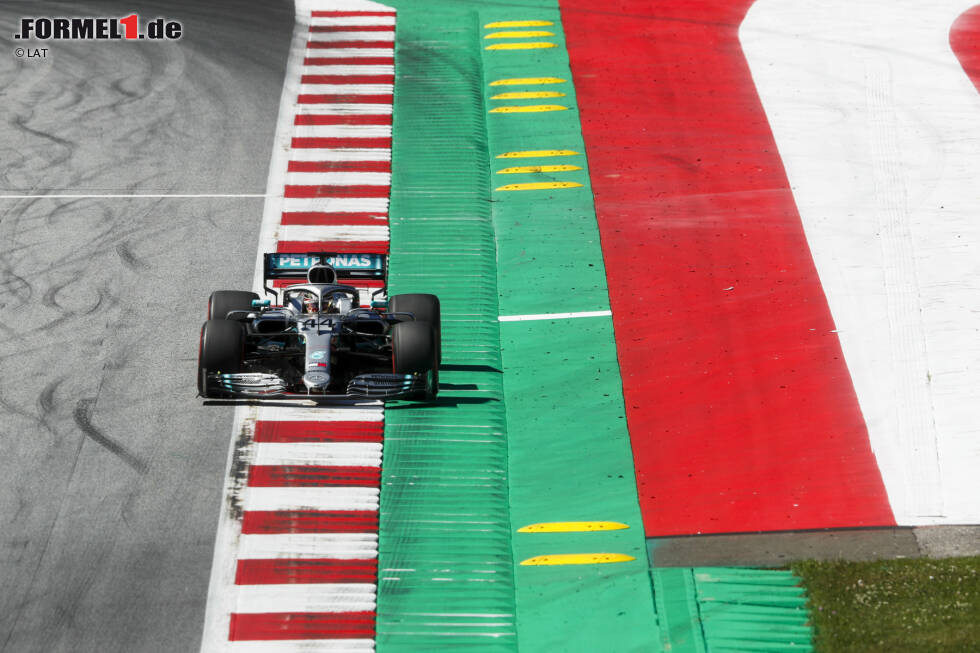 #8 Jochen-Rindt-Kurve (Spielberg): Früher ein aufregendes Bergab-Stück mit natürlicher Auslaufzone, heute ist Kurve 9 des Red-Bull-Rings nur noch im Gespräch, wenn sich die Fahrer über die hohen Randstein-Würste beschweren, weil sie sich beim zu weiten Drüberfahren die Autos kaputtmachen. #8 Jochen-Rindt-Kurve (Spielberg): Früher ein aufregendes Bergab-Stück mit natürlicher Auslaufzone, heute ist Kurve 9 des Red-Bull-Rings nur noch im Gespräch, wenn sich die Fahrer über die hohen Randstein-Würste beschweren, weil sie sich beim zu weiten Drüberfahren die Autos kaputtmachen.