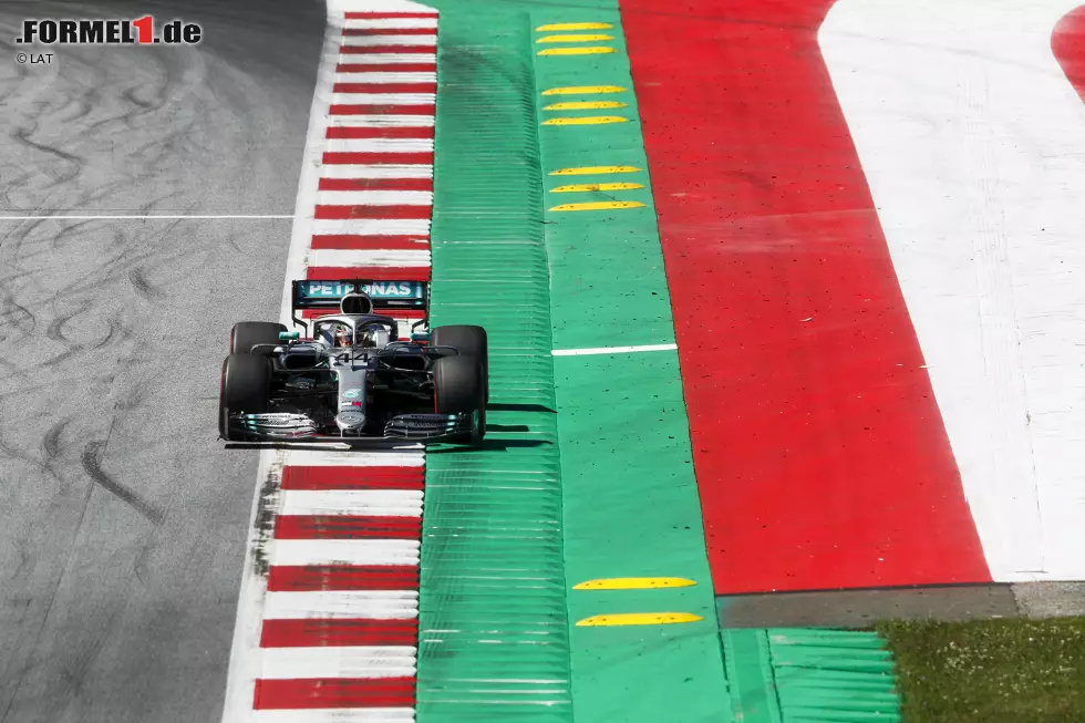 Foto zur News: #8 Jochen-Rindt-Kurve (Spielberg): Früher ein aufregendes Bergab-Stück mit natürlicher Auslaufzone, heute ist Kurve 9 des Red-Bull-Rings nur noch im Gespräch, wenn sich die Fahrer über die hohen Randstein-Würste beschweren, weil sie sich beim zu weiten Drüberfahren die Autos kaputtmachen.