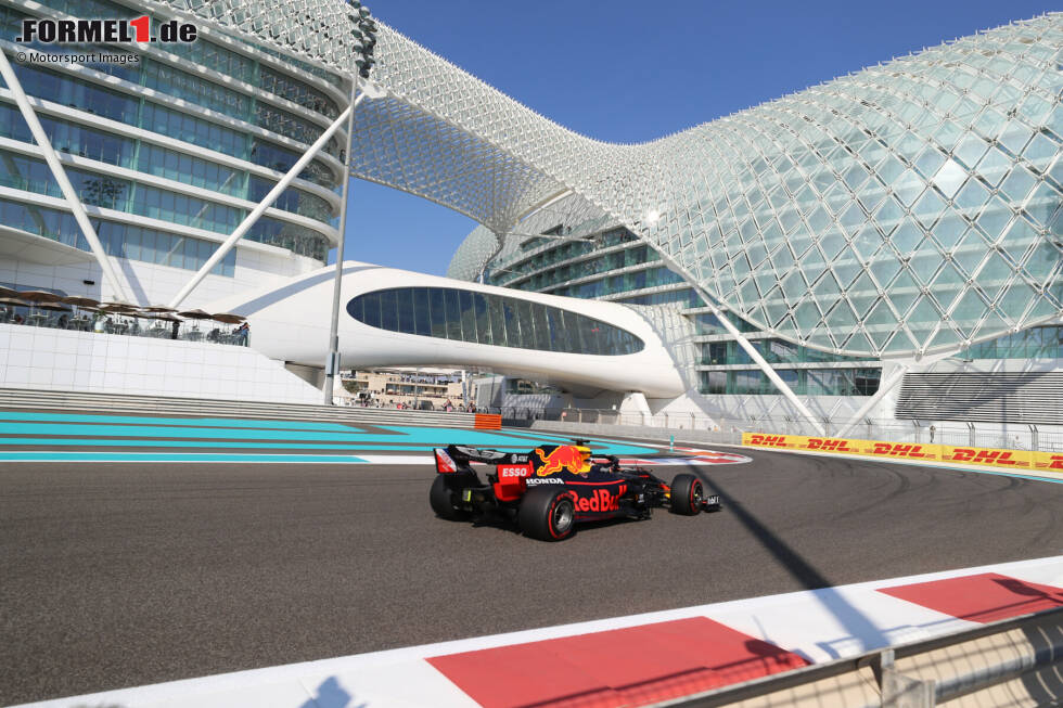 #7 Kurve 18 (Abu Dhabi): Zwar liefert die Kurve dank des Hotels gute Bilder, sportlich bietet sie aber überhaupt keinen Mehrwert. Überholmanöver an dieser Stelle sind dank der Kurven davor nicht möglich, und durch das langsame Tempo ist sie keine Herausforderung. Wenn, dann zieht sie das Feld nur auseinander und erschwert Überholen noch. #7 Kurve 18 (Abu Dhabi): Zwar liefert die Kurve dank des Hotels gute Bilder, sportlich bietet sie aber überhaupt keinen Mehrwert. Überholmanöver an dieser Stelle sind dank der Kurven davor nicht möglich, und durch das langsame Tempo ist sie keine Herausforderung. Wenn, dann zieht sie das Feld nur auseinander und erschwert Überholen noch.