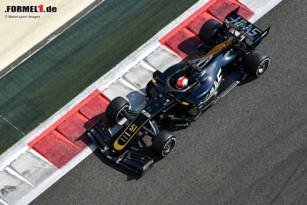2019: Haas tut sich mit Rich Energy zusammen und lässt den Energydrink-Hersteller als Titelsponsor werben. Deshalb übernimmt man auch dessen Farben - Schwarz und Gold. Die Saison wird zu einem Fiasko, auch weil man sich im Jahresverlauf im Unfrieden von Rich Energy trennt. 2019: Haas tut sich mit Rich Energy zusammen und lässt den Energydrink-Hersteller als Titelsponsor werben. Deshalb übernimmt man auch dessen Farben - Schwarz und Gold. Die Saison wird zu einem Fiasko, auch weil man sich im Jahresverlauf im Unfrieden von Rich Energy trennt.