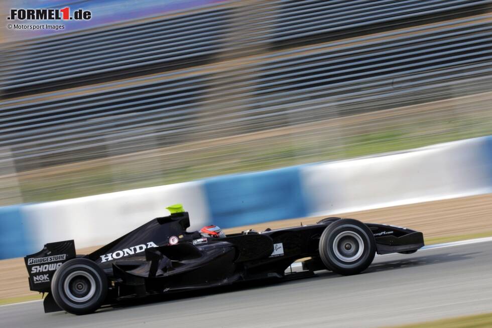 Foto zur News: 2006: Honda testet viel, mitunter komplett in Schwarz. Im Rennen aber bleibt man bei der Hauptfarbe Weiß.