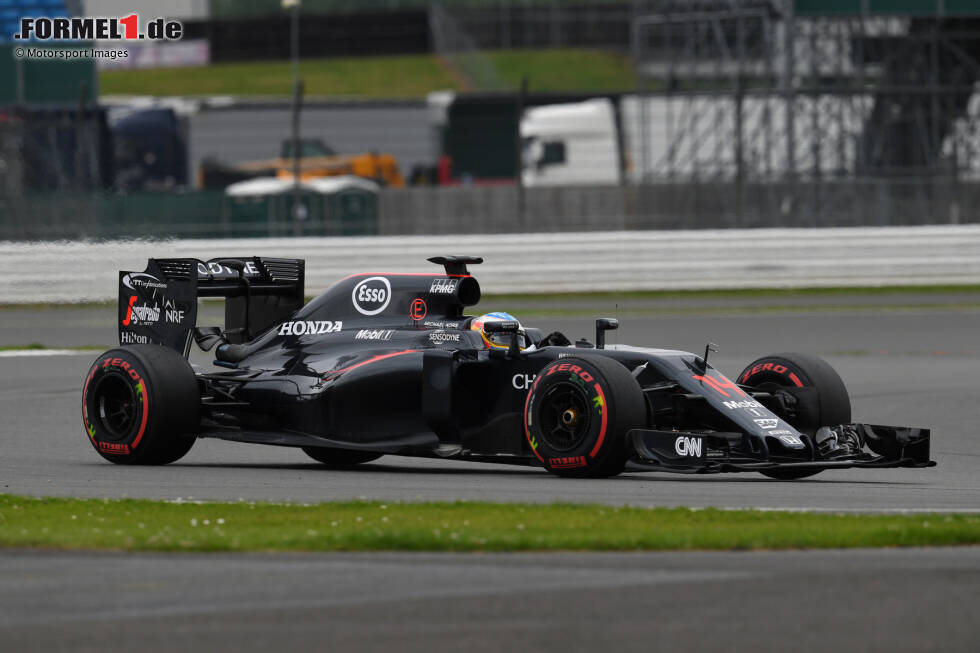 Foto zur News: 2016: Mit Honda als Motorenpartner verabschiedet sich McLaren vom Silber/Chrom der Mercedes-Jahre und wählt Schwarz als neue Hauptfarbe. Die Erfolge allerdings bleiben aus.