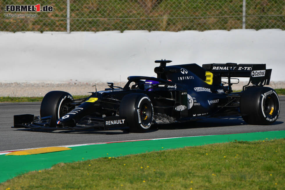 2020: Renault schickt sein Modell R.S.20 bei Testfahrten vor Saisonbeginn in komplett Schwarz auf die Strecke, nutzt im Rennbetrieb jedoch eine Kombination aus Gelb und Schwarz. 2020: Renault schickt sein Modell R.S.20 bei Testfahrten vor Saisonbeginn in komplett Schwarz auf die Strecke, nutzt im Rennbetrieb jedoch eine Kombination aus Gelb und Schwarz.
