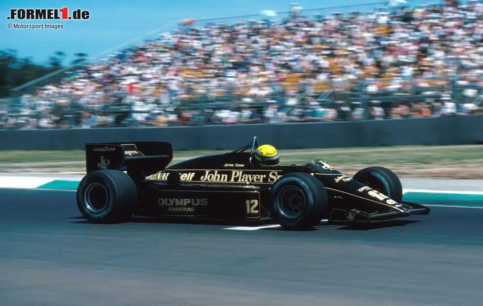 1985: Über viele Jahre fährt Lotus (das Original!) mit der schwarz-goldenen Farbgebung von Hauptsponsor John Player Special. Der Look wird zur Formel-1-Legende, auch mit dem späteren Weltmeister Ayrton Senna, der Lotus letzte Glanzzeiten in der Formel 1 beschert. Foto zur News: 1985: Über viele Jahre fährt Lotus (das Original!) mit der schwarz-goldenen Farbgebung von Hauptsponsor John Player Special. Der Look wird zur Formel-1-Legende, auch mit dem späteren Weltmeister Ayrton Senna, der Lotus letzte Glanzzeiten in der Formel 1 beschert.