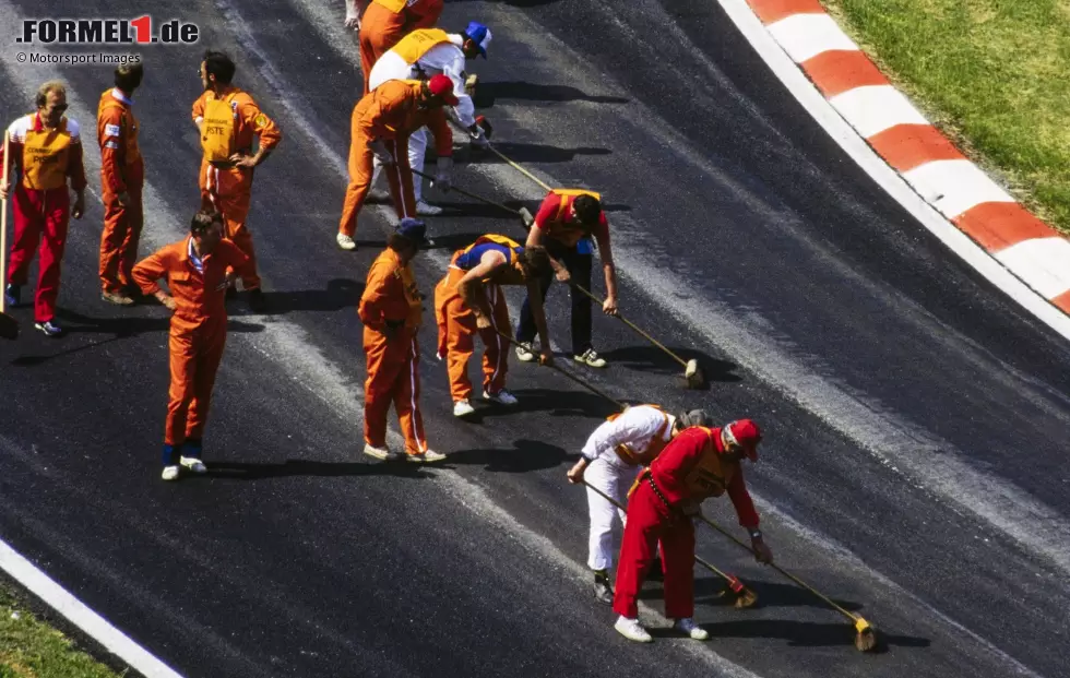 Foto zur News: ... an mehreren Stellen bricht der frisch verlegte Asphalt auf und behindert den Fahrverkehr in Spa.