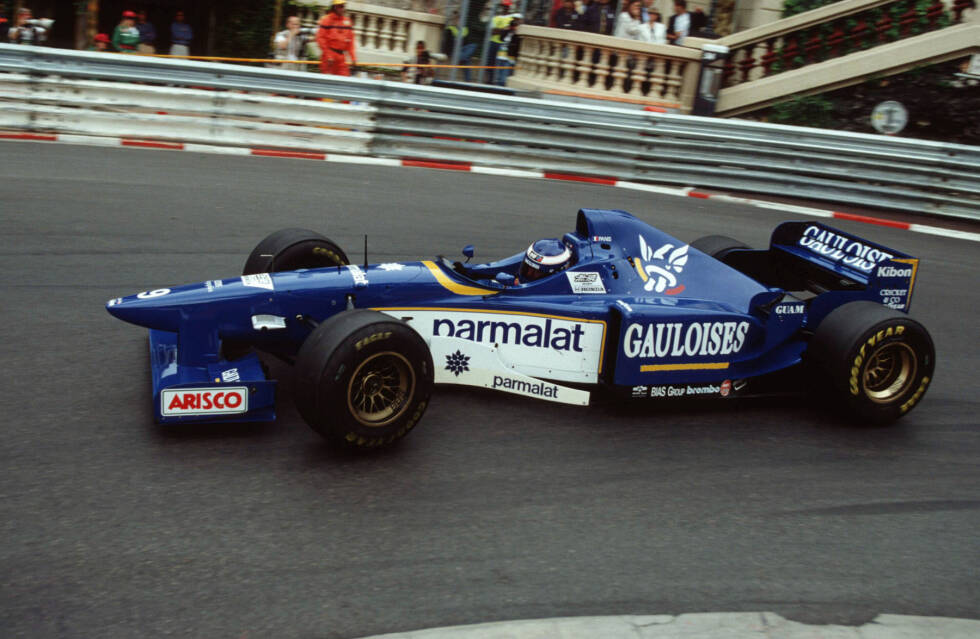Foto zur News: 1996: Ein absolutes Chaosrennen sieht am Ende nur noch drei fahrende Autos - und Olivier Panis im Ligier JS43 an der Spitze. Damit ist die Monaco-Sensation perfekt!