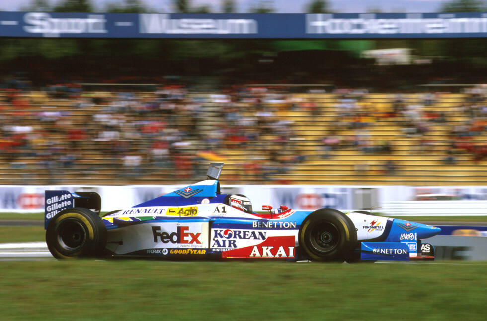Foto zur News: ... am Ende ist der Österreicher der große Sieger und gewinnt für Benetton im B197-Renault. Es ist sowohl für ihn als auch für das Team der letzte Grand-Prix-Erfolg!