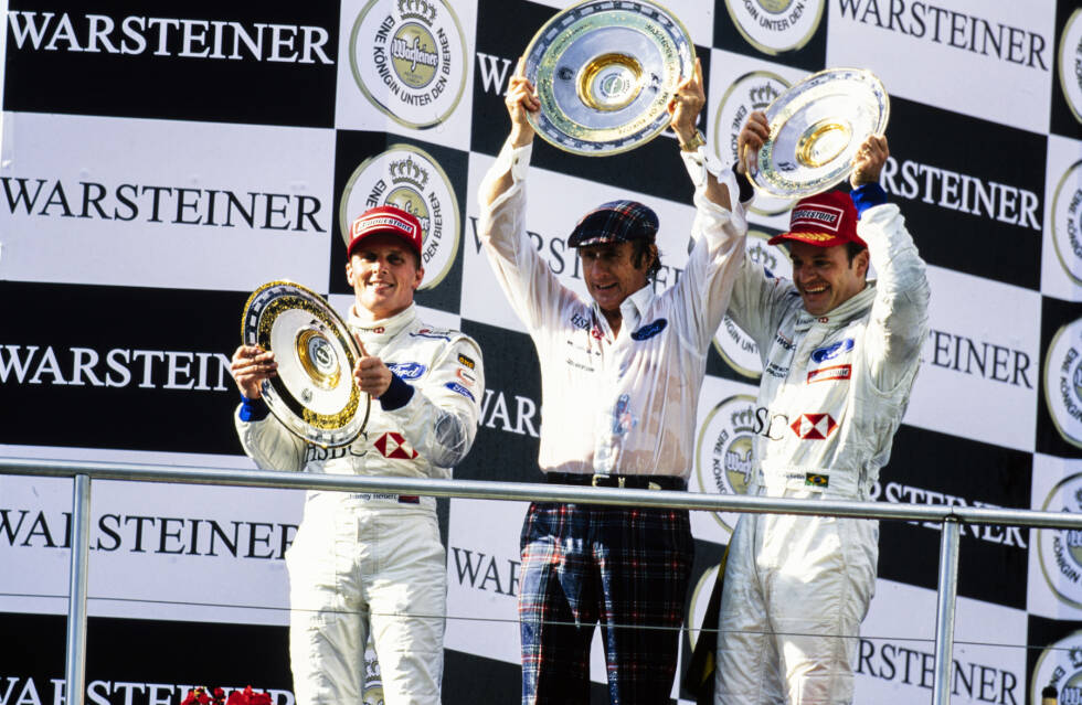 Foto zur News: Es ist das einzige Mal, dass Ex-Champion Jackie Stewart den Sieg seines eigenen Rennstalls feiern kann. Er verkauft den Rennstall wenig später an Jaguar.