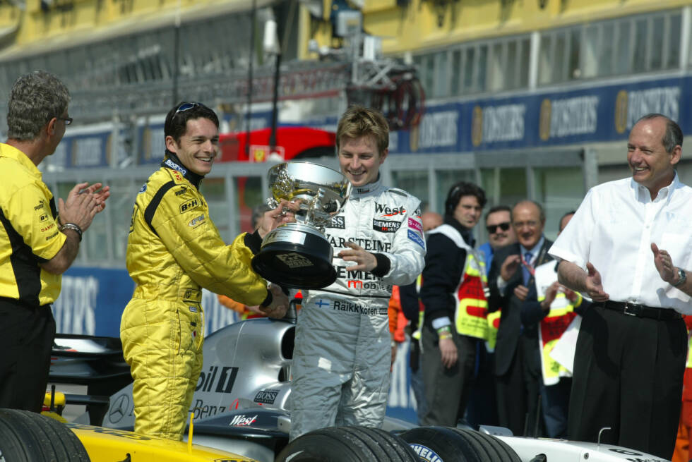 Foto zur News: ... wenige Tage später bekommt Jordan-Fahrer Giancarlo Fisichella den ganz großen Pokal doch. Es ist sein erster Formel-1-Sieg und der letzte für Jordan. Das Team wird wenige Jahre später verkauft und heißt heute: Racing Point!