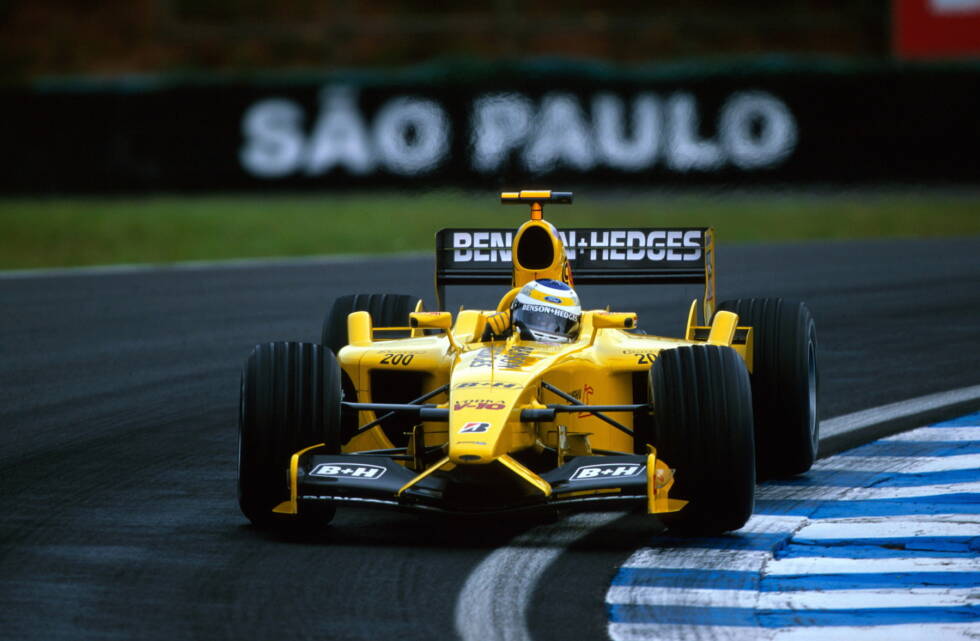 Foto zur News: 2003: Wer hat hier eigentlich gewonnen? Das ist am 6. April die meistgestellte Frage. Denn beim Abbruchrennen in Brasilien wird zunächst Kimi Räikkönen im McLaren als Sieger gewertet, aber ...