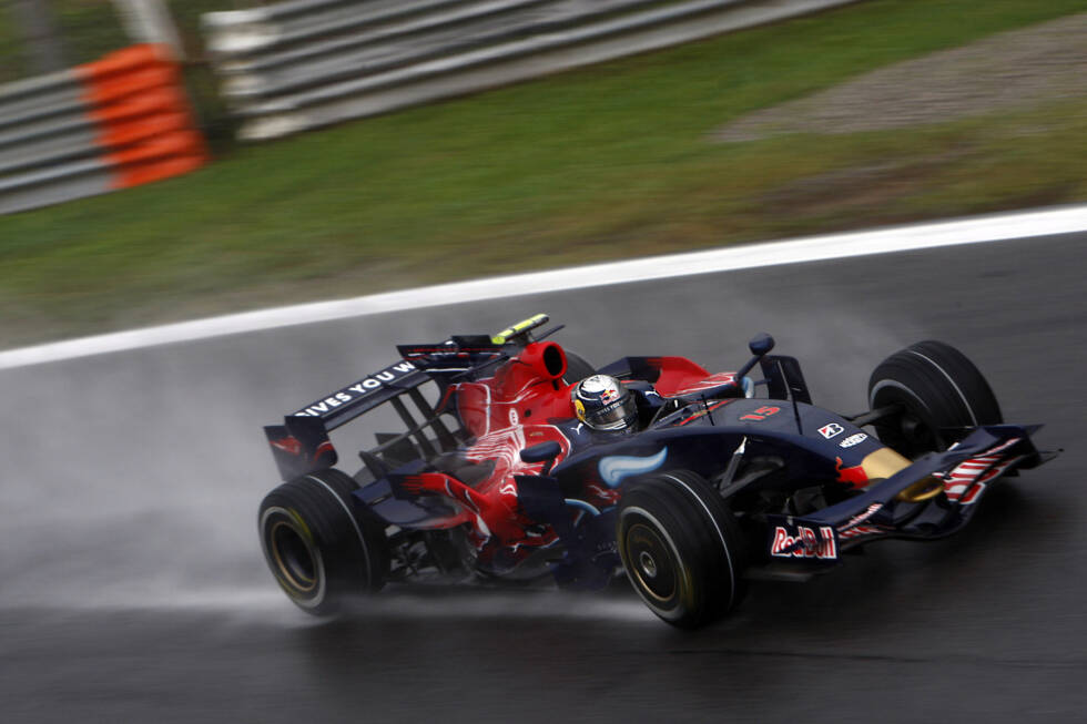 Foto zur News: 2008: Beim Italien-Grand-Prix in Monza geht Sebastian Vettel über Wasser. Im seinem italienischen Toro-Rosso-Ferrari STR03 erreicht er im Regen erst die Pole-Position und tags darauf auch den Sieg.