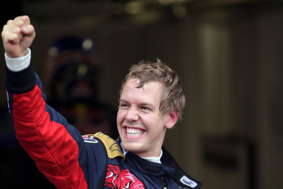 Foto zur News: Es ist Vettels erster Formel-1-Erfolg und der einzige Sieg des ehemaligen Minardi-Teams. Viele Mitarbeiter sind nach der Übernahme durch Red Bull noch dabei und feiern entsprechend frenetisch mit Vettel!
