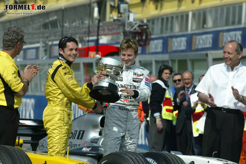 Foto zur News: ... wenige Tage später bekommt Jordan-Fahrer Giancarlo Fisichella den ganz großen Pokal doch. Es ist sein erster Formel-1-Sieg und der letzte für Jordan. Das Team wird wenige Jahre später verkauft und heißt heute: Aston Martin!
