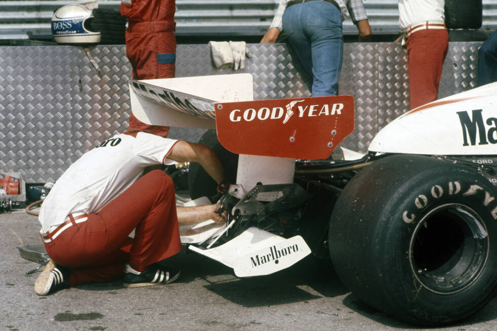 Foto zur News: Innovation ist König: In Monte Carlo versuchte sich McLaren mit tiefen, zusätzlichen Flügeln am Heck des M23. Es blieb allerdings beim Versuch, die Idee setzte sich nicht durch.