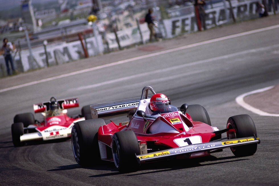 Foto zur News: Lauda vor Hunt zu Beginn des Spanien-Grand-Prix in Jarama. Auch Ferrari hatte umgebaut und seine Luftöffnungen in die Frontpartie des Autos integriert. Sie sind am Cockpitansatz erkennbar.