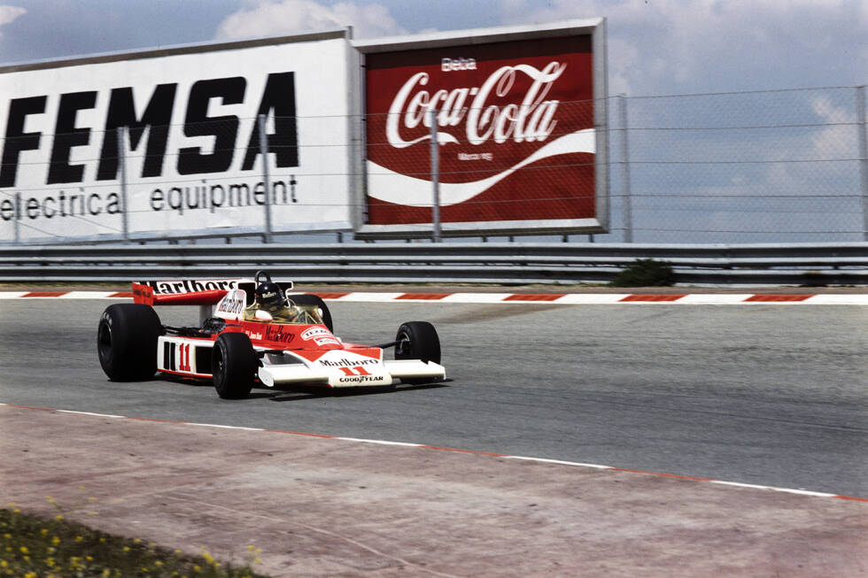 Foto zur News: Zum Spanien-Grand-Prix 1976, dem vierten Saisonrennen, griffen neue Regeln: McLaren teilte seine Airbox in zwei Öffnungen seitlich des Fahrerhelms auf, beide in L-Form gehalten.