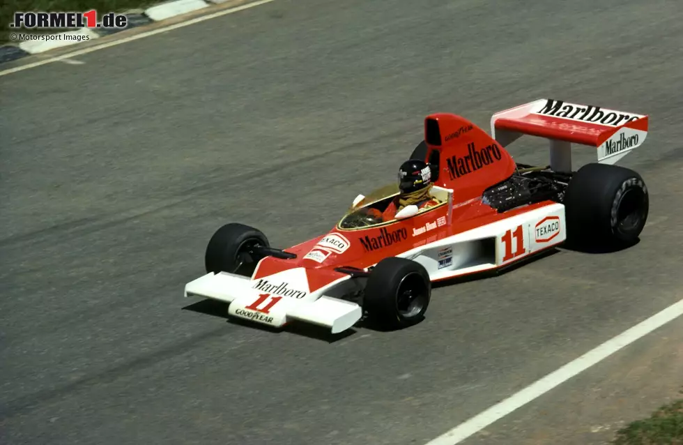 Foto zur News: Der McLaren M23 von James Hunt mit der hohen Airbox, die in den ersten drei Saisonrennen verwendet wurde.