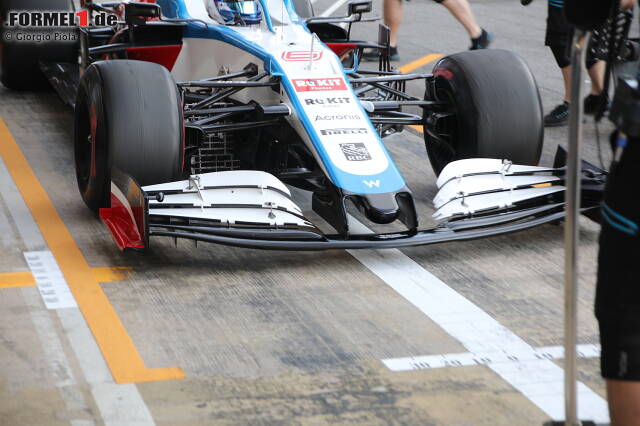 Williams FW43: Zur zweiten Testwoche ist Williams mit einem neuen Frontflügel angereist. Neu an dieser Version sind zum Beispiel die kleinen Einschnitte auf der Innenseite der Flaps. Verändert wurde auch die Geometrie des obersten Flaps. Williams FW43: Zur zweiten Testwoche ist Williams mit einem neuen Frontflügel angereist. Neu an dieser Version sind zum Beispiel die kleinen Einschnitte auf der Innenseite der Flaps. Verändert wurde auch die Geometrie des obersten Flaps.