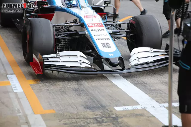 Foto zur News: Williams FW43: Zur zweiten Testwoche ist Williams mit einem neuen Frontflügel angereist. Neu an dieser Version sind zum Beispiel die kleinen Einschnitte auf der Innenseite der Flaps. Verändert wurde auch die Geometrie des obersten Flaps.