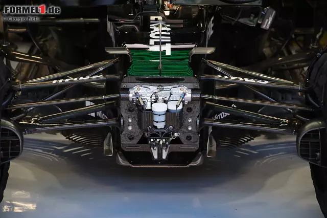 Renault R.S.20: Die Frontpartie des Renault ohne Nase und Frontflügel. Besonders bemerkenswert ist, wie hoch Querlenker und Lenkung am Chassis angebracht sind. Foto zur News: Renault R.S.20: Die Frontpartie des Renault ohne Nase und Frontflügel. Besonders bemerkenswert ist, wie hoch Querlenker und Lenkung am Chassis angebracht sind.