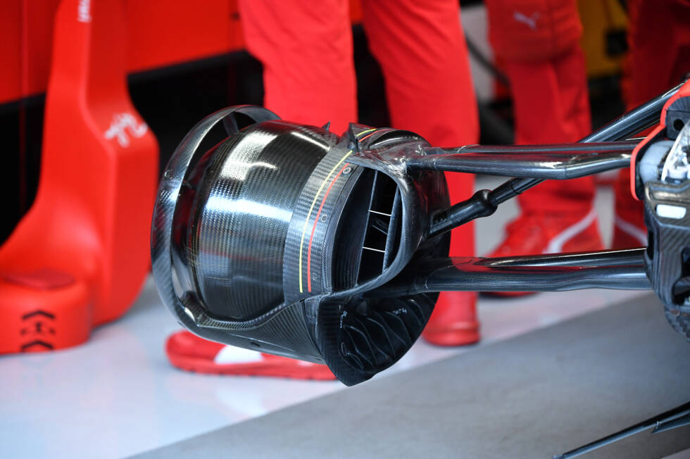 Foto zur News: Ferrari SF1000: Hier ist die vordere Bremshalterung am Ferrari zu sehen. Sie ist so geformt, dass möglichst viel Luft um die Bremstrommel strömen kann.