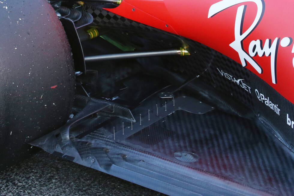 Foto zur News: Ferrari SF1000: Interessant am Ferrari-Unterboden ist das kleine Winglet unmittelbar vor dem Hinterrad. Mit solchen kleinen Luftleitblechen oder auch Schlitzen im Unterboden versuchen die Teams, die an den Hinterrädern entstehenden Luftverwirbelungen zu minimieren, damit der Diffusor bestmöglich angeströmt wird.